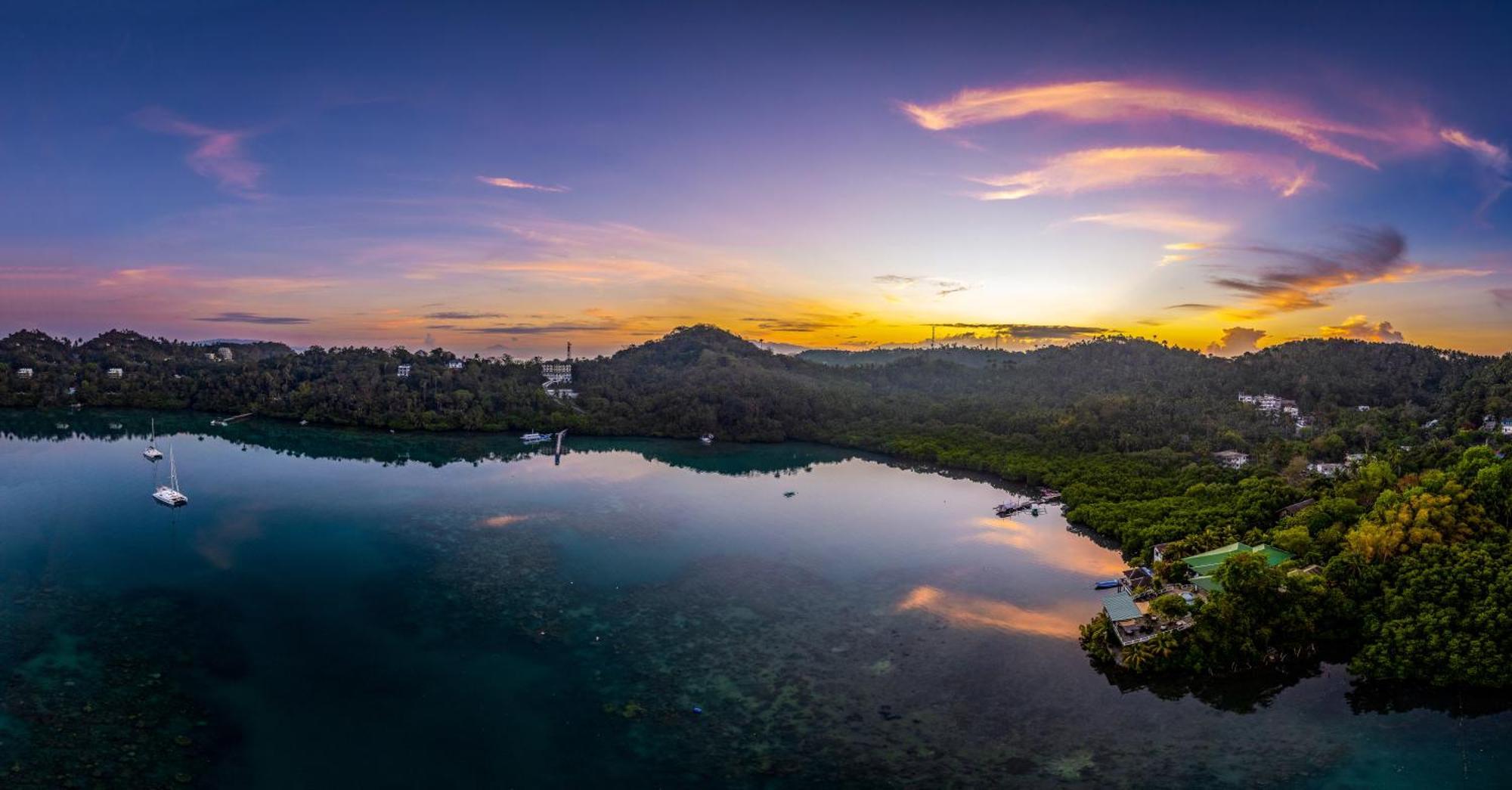 Edgewater Dive & Spa Resort Puerto Galera Exterior photo